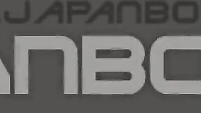 Beaux Japonais baisent sur un sofa