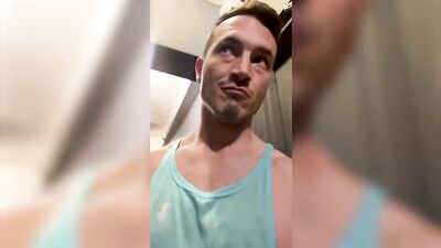 Derek Kages largue sa semence a un passif avec une cage a penis