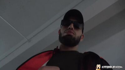 Une racaille lui fait le cul dans un parking sous terrain