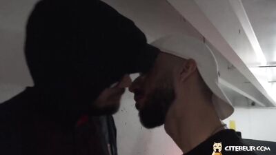 Une racaille lui fait le cul dans un parking sous terrain