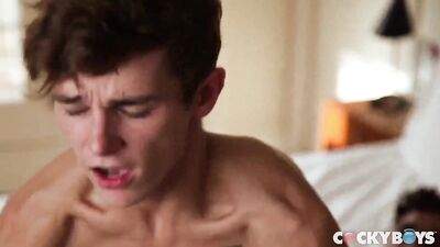 Flip Fuck : Barbu viril baise un minet et se fait baiser à ton tour