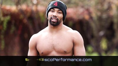 Le mannequin Tyler French branle sa bite