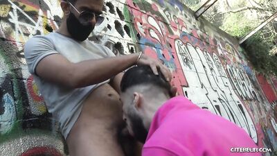 Après un verre au café, les deux jeunes mecs se retrouvent chez Mat pour un plan cul gay