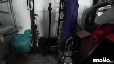 Le mécano surpris à se branler sur son tel se fait baiser par son boss