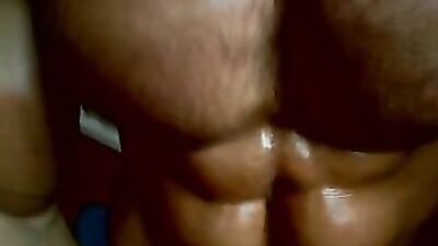 Un gogo dancer exhibe ses gros muscles