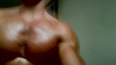 Un gogo dancer exhibe ses gros muscles