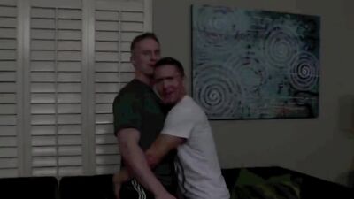 Ce blond TTBM défonce son pote en bareback