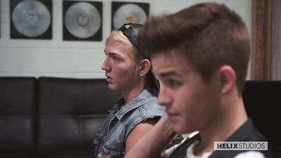 Stagiaires initiés au sexe gay par leur boss