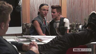 Stagiaires initiés au sexe gay par leur boss