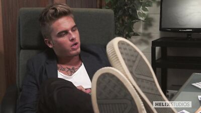 Stagiaires initiés au sexe gay par leur boss