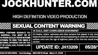 Sauveteur en mer : Baise bareback sur la plage