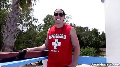 Sauveteur en mer : Baise bareback sur la plage