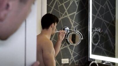 Une baise chaude et humide... sous la douche