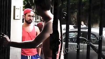 Raccompagné chez lui par deux lascars qui vont le violer