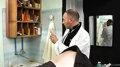 Patient se fait masser la prostate par le docteur