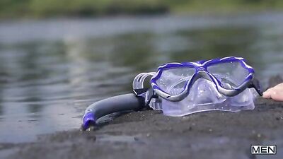 Le voyeur se fait prendre littéralement