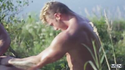 Le voyeur se fait prendre littéralement