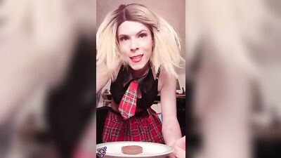 Bake a biscuit, then lick the cream off your fingers with Jessica B. in "Sissy Splash Cooks!"