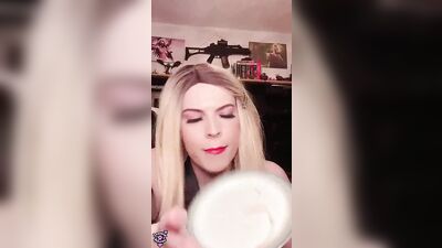 Bake a biscuit, then lick the cream off your fingers with Jessica B. in "Sissy Splash Cooks!"