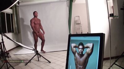 Stallion Solo: Muscular Hunk Pleasures Himself