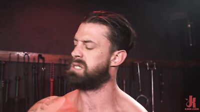 Le male Alpha Wolfe dilate l'anus du Pup Riley Landon