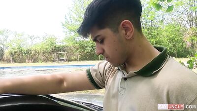 Le chauffeur baise son passager pour avoir reniflé ses sous-vêtements