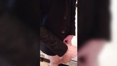 дворянин дрочит член