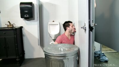 Macho Papa con Cocha Grande y Mano Negra: Servicio de Boca y Culo Enérgico