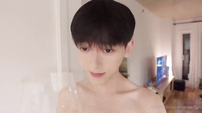 Two college guys get freaky in the shower