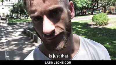 Straight latino estudiante ofrecido dinero para follar y mamar en cámara