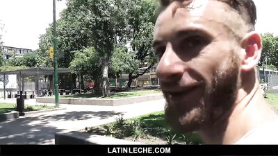 Straight latino estudiante ofrecido dinero para follar y mamar en cámara