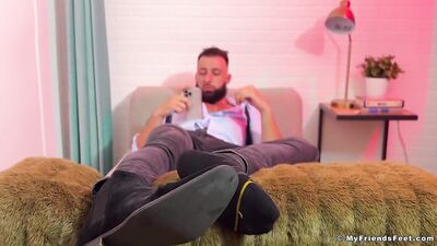 Maui, the hairy stud, reveals his massive feet as he masturbates with enthusiasm