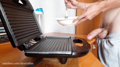 A horny teen with a big dick cooking breakfast for you and fills it with fresh sauce from his sperm