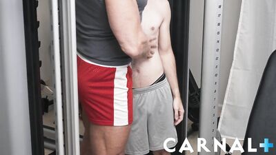 Sexy Bodybuilder Makes a Splash with his Little Boy Toy