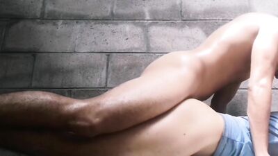 Cogida profunda sobre el piso a pelo