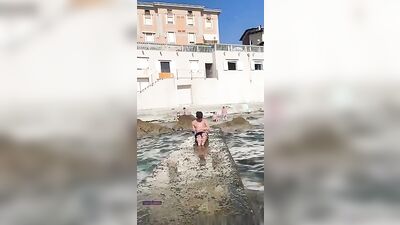 The friend met on the beach