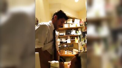 Un hidd*en camera captura a una estudiantina hermosa en el almacén de reservas