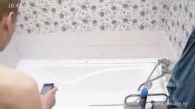 Unconsciously filmed straight man masturbating in his bathtub