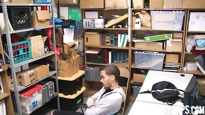 A black man steals a store and gives his ass not to be arrested