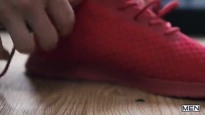 Il utilise son plug vibrant dans le gymnase