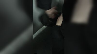 Экстрим в торговом центре , дал в рот своему парню в туалете