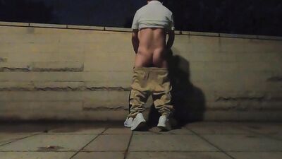 I asked passersby to help shoot, and finally thanked him for his help with my body