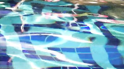 Sexe gay interracial au bord de la piscine