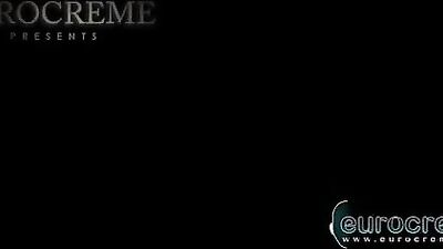 Jeune employé baisé à la superette