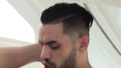 Arad Winwin se tape un brésilien sur un yacht