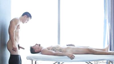 Le masseur à une érection en massant Jackson Reed