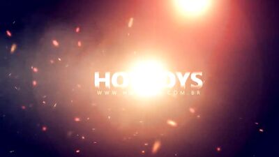 Racaille à casquette suce une grosse bite dans un gloryhole