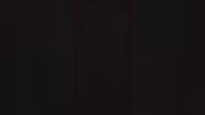 Il masse un gitan hétéro avec du lubrifiant et le branle